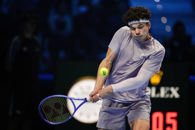 United States™ Ben Shelton returns the ball to Canada s Felix Auger Aliassime during the singles tennis match of the ATP, Tennis Herren World Tour Finals at the Inalpi Arena in Turin, Italy - Wednesday, Nov. 12, 2025. - .  Copyright: xMarcoxAlpozzi LaPressex