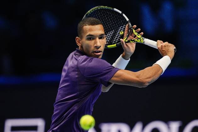 Canada s Felix Auger Aliassime returns the ball to United States™ Ben Shelton during the singles tennis match of the ATP, Tennis Herren World Tour Finals at the Inalpi Arena in Turin, Italy - Wednesday, Nov. 12, 2025. - .  Copyright: xMarcoxAlpozzi LaPressex