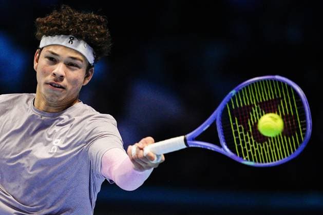 United States™ Ben Shelton returns the ball to Canada s Felix Auger Aliassime during the singles tennis match of the ATP, Tennis Herren World Tour Finals at the Inalpi Arena in Turin, Italy - Wednesday, Nov. 12, 2025. - .  Copyright: xMarcoxAlpozzi LaPressex