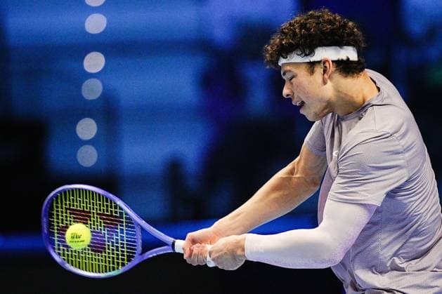 United States™ Ben Shelton returns the ball to Canada s Felix Auger Aliassime during the singles tennis match of the ATP, Tennis Herren World Tour Finals at the Inalpi Arena in Turin, Italy - Wednesday, Nov. 12, 2025. - .  Copyright: xMarcoxAlpozzi LaPressex