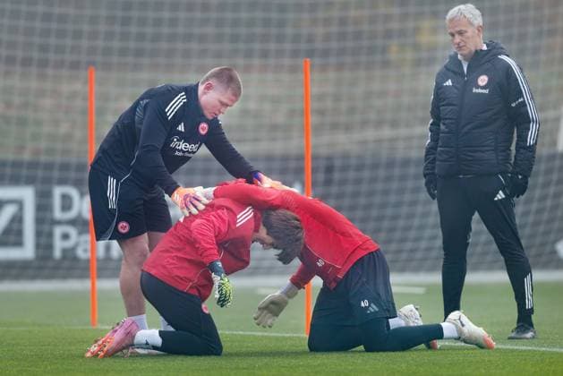 Training Eintracht Frankfurt Amil Siljevic and goalkeeper Kaua Santos form a scrum under the guidance of rugby player Anton Segner Right co-trainer Xaver Zembrod Eintracht Frankfurt Training of Eintracht Frankfurt on November 12, 2025 at Deutsche Bank Park in Frankfurt am Main , Frankfurt am Main Hessen Germany Deutsche Bank Park