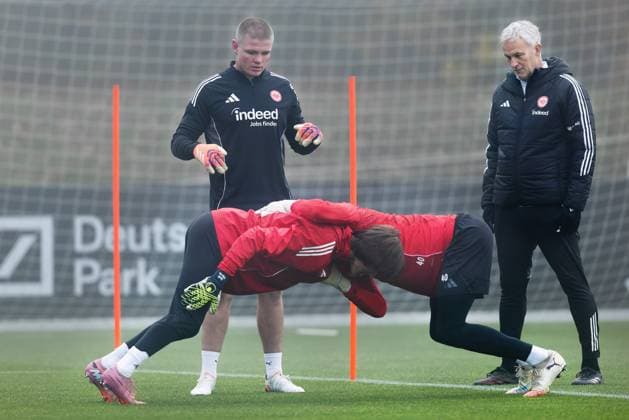 Training Eintracht Frankfurt Amil Siljevic and goalkeeper Kaua Santos form a scrum under the guidance of rugby player Anton Segner Right co-trainer Xaver Zembrod Eintracht Frankfurt Training of Eintracht Frankfurt on November 12, 2025 at Deutsche Bank Park in Frankfurt am Main , Frankfurt am Main Hessen Germany Deutsche Bank Park