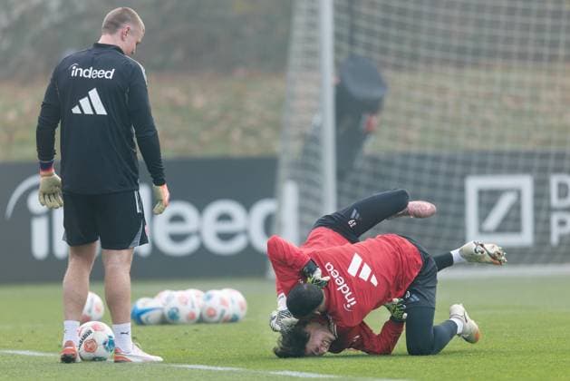 Training Eintracht Frankfurt Amil Siljevic und Torwart Kaua Santos ringen unter Anleitung von Rugbyspieler Anton Segner um den Ball. Training von Eintracht Frankfurt am 12. November 2025 im Deutsche Bank Park in Frankfurt am Main., Frankfurt am Main Hessen Deutschland Deutsche Bank Park