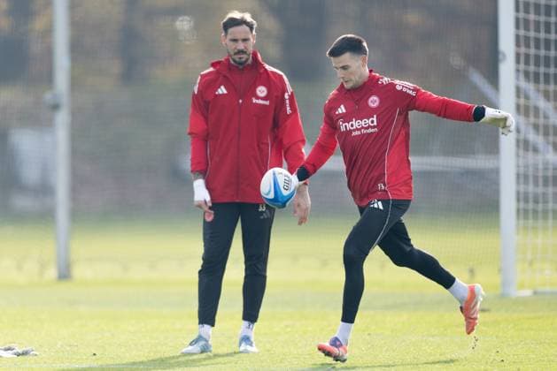 Training Eintracht Frankfurt goalkeeper Michael Zetterer Eintracht Frankfurt, 23 and goalkeeper Jens Grahl Eintracht Frankfurt, 33 under the guidance of rugby player Anton Segner the kick with a rugby ball training of Eintracht Frankfurt on November 12, 2025 at Deutsche Bank Park in Frankfurt am Main , Frankfurt am Main Hessen Germany Deutsche Bank Park
