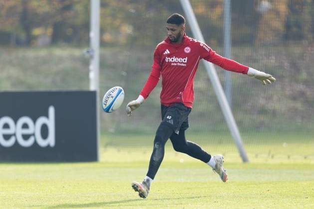 Training Eintracht Frankfurt Goalkeeper Kaua Santos Eintracht Frankfurt, 40 practices the kick with a rugby ball under the guidance of rugby player Anton Segner Training of Eintracht Frankfurt on November 12, 2025 at Deutsche Bank Park in Frankfurt am Main , Frankfurt am Main Hessen Germany Deutsche Bank Park