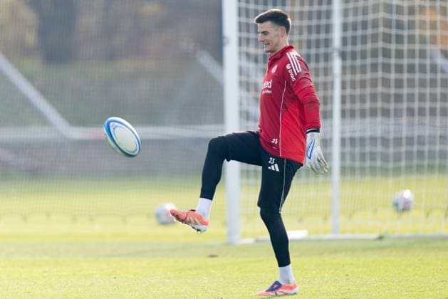 Training Eintracht Frankfurt goalkeeper Michael Zetterer Eintracht Frankfurt, 23 practices the kick with a rugby ball under the guidance of rugby player Anton Segner Training of Eintracht Frankfurt on November 12, 2025 at Deutsche Bank Park in Frankfurt am Main , Frankfurt am Main Hessen Germany Deutsche Bank Park