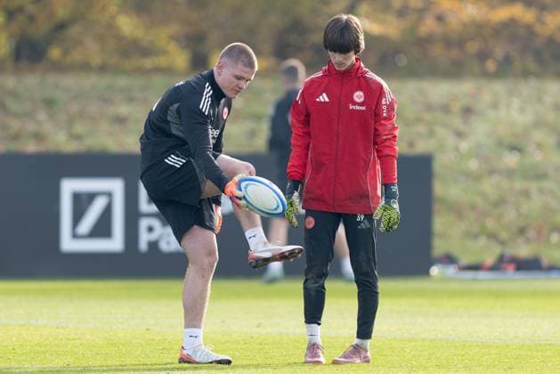 Training Eintracht Frankfurt Amil Siljevic is shown how to kick a rugby ball by rugby player Anton Segner Training of Eintracht Frankfurt on November 12, 2025 at Deutsche Bank Park in Frankfurt am Main , Frankfurt am Main Hessen Germany Deutsche Bank Park