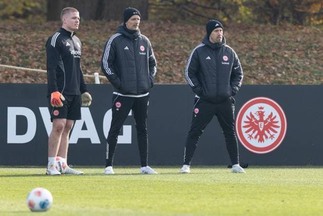 Training Eintracht Frankfurt From left rugby player Anton Segner, coach Dino Toppmöller Toppmoeller Eintracht Frankfurt and co-coach Jan Fießer Fiesser Eintracht Frankfurt Training of Eintracht Frankfurt on November 12, 2025 at Deutsche Bank Park in Frankfurt am Main , Frankfurt am Main Hessen Germany Deutsche Bank Park