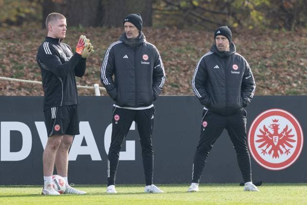Training Eintracht Frankfurt From left rugby player Anton Segner, coach Dino Toppmöller Toppmoeller Eintracht Frankfurt and co-coach Jan Fießer Fiesser Eintracht Frankfurt Training of Eintracht Frankfurt on November 12, 2025 at Deutsche Bank Park in Frankfurt am Main , Frankfurt am Main Hessen Germany Deutsche Bank Park
