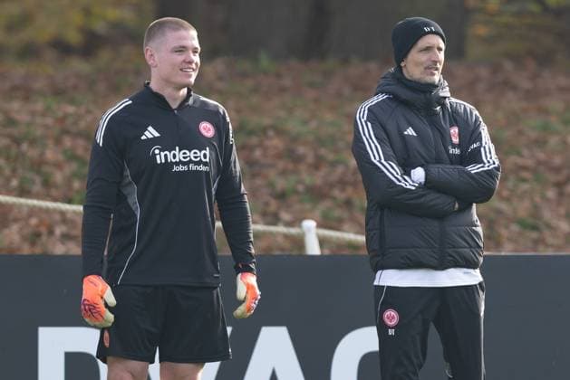 Training Eintracht Frankfurt Left rugby player Anton Segner, right coach Dino Toppmöller Toppmoeller Eintracht Frankfurt Training of Eintracht Frankfurt on November 12, 2025 at Deutsche Bank Park in Frankfurt am Main , Frankfurt am Main Hessen Germany Deutsche Bank Park