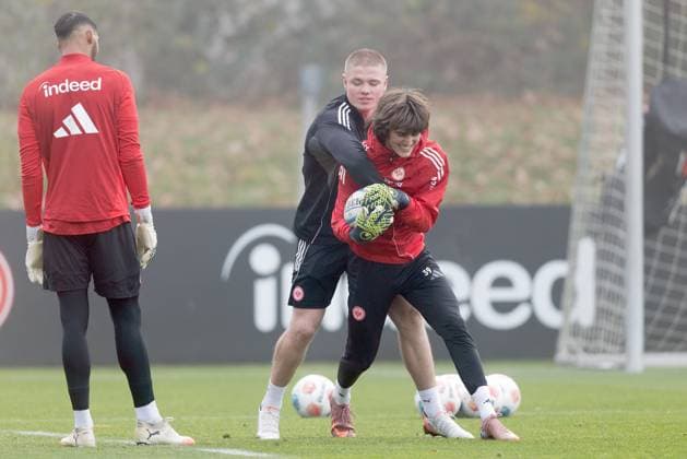 Training Eintracht Frankfurt rugby player Anton Segner shows the Frankfurt goalkeepers some rugby training sessions Here he tries to take the rugby ball from Amil Siljevic Left goalkeeper Kaua Santos watches Eintracht Frankfurt, 40 Training of Eintracht Frankfurt on November 12, 2025 at Deutsche Bank Park in Frankfurt am Main , Frankfurt am Main Hessen Germany Deutsche Bank Park