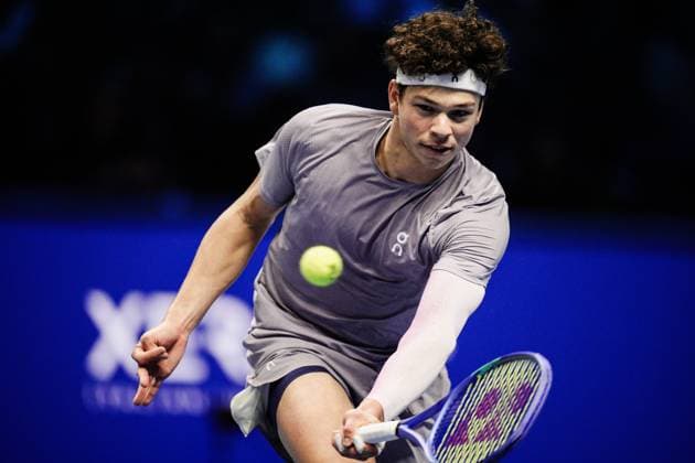 United States™ Ben Shelton returns the ball to Canada s Felix Auger Aliassime during the singles tennis match of the ATP, Tennis Herren World Tour Finals at the Inalpi Arena in Turin, Italy - Wednesday, Nov. 12, 2025. - .  Copyright: xMarcoxAlpozzi LaPressex