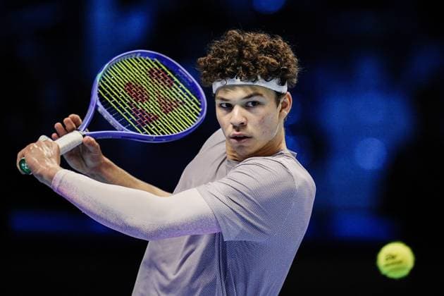 United States™ Ben Shelton returns the ball to Canada s Felix Auger Aliassime during the singles tennis match of the ATP, Tennis Herren World Tour Finals at the Inalpi Arena in Turin, Italy - Wednesday, Nov. 12, 2025. - .  Copyright: xMarcoxAlpozzi LaPressex