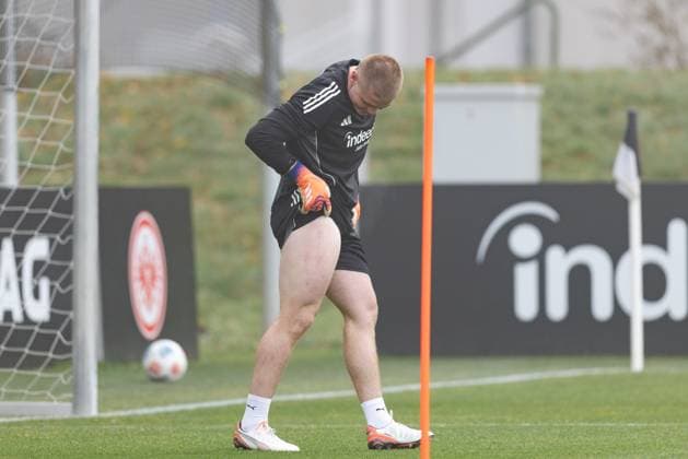 Training Eintracht Frankfurt rugby player Anton Segner takes part in the goalkeeper training and suffers some injuries Training of Eintracht Frankfurt on November 12, 2025 at Deutsche Bank Park in Frankfurt am Main , Frankfurt am Main Hessen Germany Deutsche Bank Park