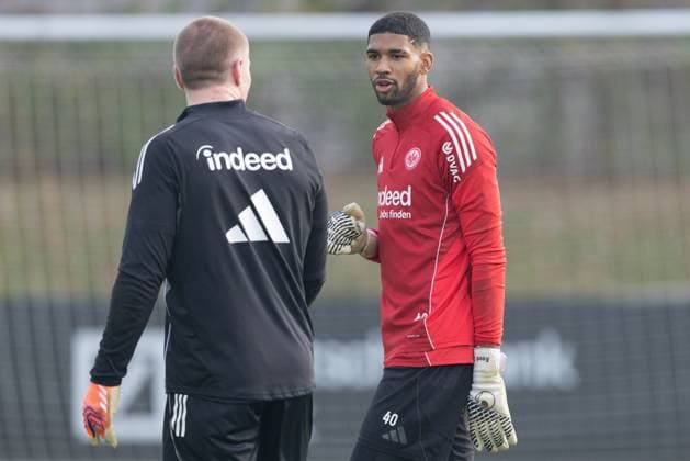 Training Eintracht Frankfurt Goalkeeper Kaua Santos Eintracht Frankfurt, 40 in conversation with rugby player Anton Segner Training of Eintracht Frankfurt on November 12, 2025 at Deutsche Bank Park in Frankfurt am Main , Frankfurt am Main Hessen Germany Deutsche Bank Park
