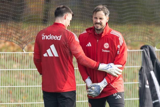 Training Eintracht Frankfurt Goalkeeper Jens Grahl Eintracht Frankfurt, 33 has injured his hand Goalkeeper Michael Zetterer Eintracht Frankfurt, 23 takes care of him Training of Eintracht Frankfurt on November 12, 2025 at Deutsche Bank Park in Frankfurt am Main , Frankfurt am Main Hessen Germany Deutsche Bank Park