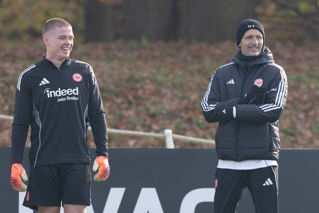 Training Eintracht Frankfurt rugby player Anton Segner takes part in the goalkeeper training Right coach Dino Toppmöller Toppmoeller Eintracht Frankfurt training of Eintracht Frankfurt on November 12, 2025 at Deutsche Bank Park in Frankfurt am Main , Frankfurt am Main Hessen Germany Deutsche Bank Park