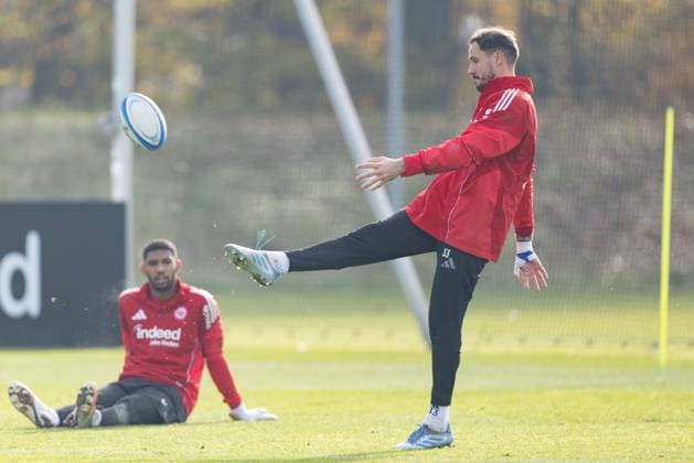 Training Eintracht Frankfurt goalkeeper Jens Grahl Eintracht Frankfurt, 33 tries to kick a rugby ball on the left goalkeeper Kaua Santos Eintracht Frankfurt, 40 watches him Training of Eintracht Frankfurt on November 12, 2025 at Deutsche Bank Park in Frankfurt am Main , Frankfurt am Main Hessen Germany Deutsche Bank Park