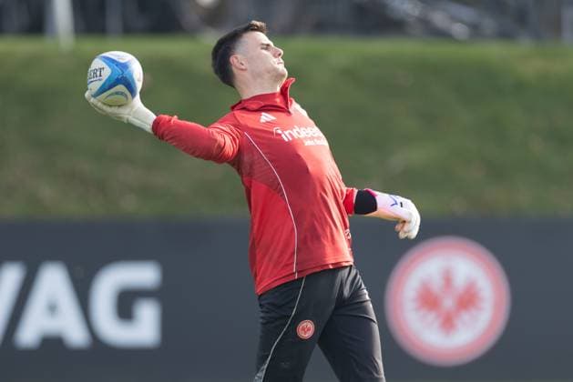 Training Eintracht Frankfurt goalkeeper Michael Zetterer Eintracht Frankfurt, 23 trains with a rugby ball Training of Eintracht Frankfurt on November 12, 2025 at Deutsche Bank Park in Frankfurt am Main , Frankfurt am Main Hessen Germany Deutsche Bank Park