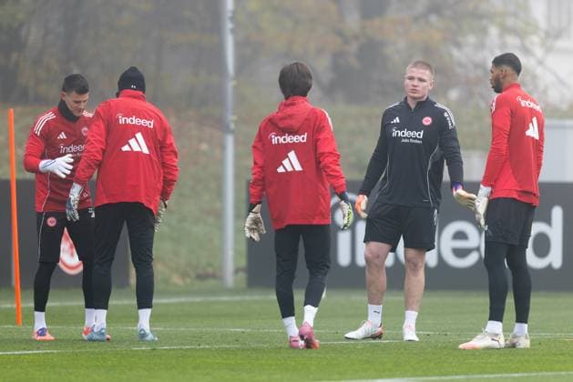 Training Eintracht Frankfurt rugby star Anton Segner shows the Frankfurt goalkeepers some exercises from rugby training From left goalkeeper Michael Zetterer Eintracht Frankfurt, 23 , goalkeeper Jens Grahl Eintracht Frankfurt, 33 , Amil Siljevic and far right goalkeeper Kaua Santos Eintracht Frankfurt, 40 Training of Eintracht Frankfurt on November 12, 2025 at Deutsche Bank Park in Frankfurt am Main , Frankfurt am Main Hessen Germany Deutsche Bank Park