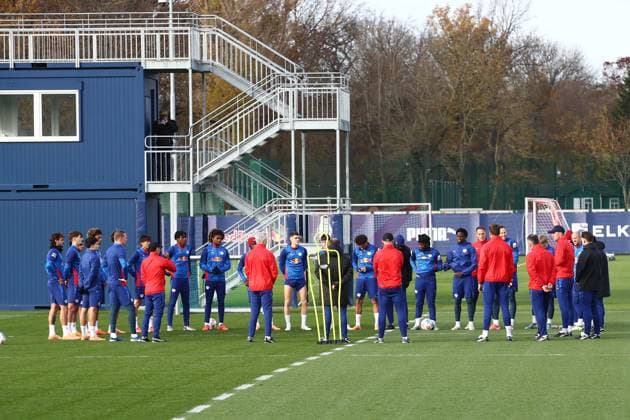 Training RB Leipzig Bundesliga Leipzig, 12 11 2025, Training center at Cottaweg, Season 2025 2026, Football, Men, 1 Bundesliga , Training RB Leipzig , In the picture coach Ole Werner holds speech before the training ,