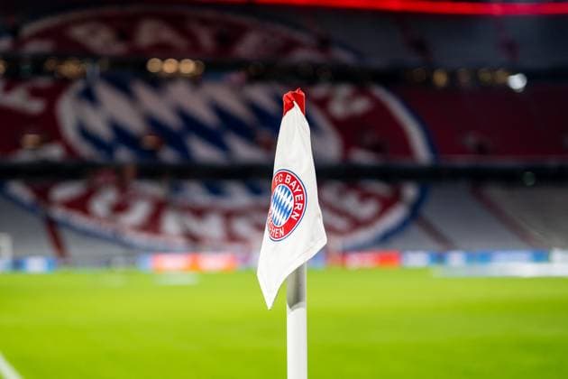 Corner flag with the FC Bayern Muenchen logo in the direction of the north curve of the Allianz Arena GER, FC Bayern Muenchen Women vs Arsenal Woman FC, Football, Champions League Women, League Phase 3 Matchday , Season 2025 2026, 12 11 2025 GER, FC Bayern Muenchen Women vs Arsenal Woman FC, Football, Champions League Women, League Phase 3 Matchday , Season 2025 2026, 12 11 2025 Muenchen Copyright: xEibner-Pressefoto FranzxFeinerx EP_HFR