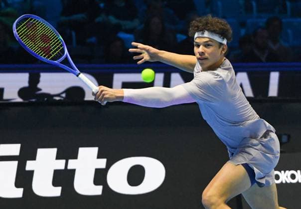 ITALY, TURIN - NOVEMBER 12, 2025: Ben Shelton of the United States returns the ball in the 2025 ATP, Tennis Herren Finals Bjorn Borg Group round-robin singles tennis match against Felix Auger-Aliassime of Canada at Palasport Olimpico 2025 ATP Finals: Shelton Vs Auger-Aliassime  - ZUMAt113 20251112_zaa_t113_570 Copyright: xSergeixVishnevskyx