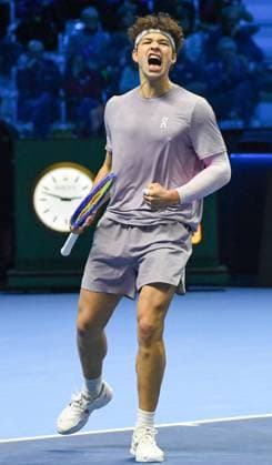 ITALY, TURIN - NOVEMBER 12, 2025: Ben Shelton of the United States returns the ball in the 2025 ATP, Tennis Herren Finals Bjorn Borg Group round-robin singles tennis match against Felix Auger-Aliassime of Canada at Palasport Olimpico 2025 ATP Finals: Shelton Vs Auger-Aliassime  - ZUMAt113 20251112_zaa_t113_573 Copyright: xSergeixVishnevskyx