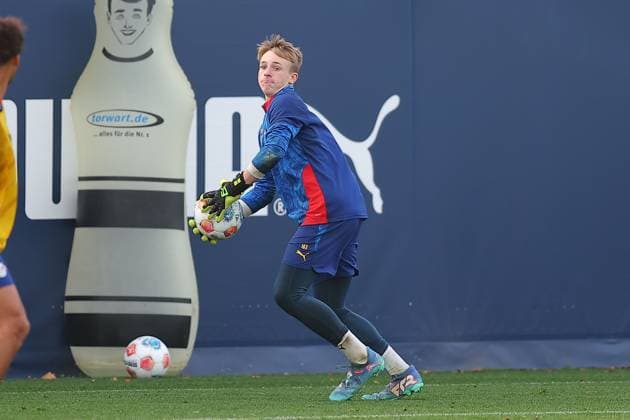 Training RB Leipzig Bundesliga Leipzig, 12 11 2025, Training center at Cottaweg, Season 2025 2026, Football, Men, 1 Bundesliga , Training RB Leipzig , In the picture young goalkeeper Elian Hähner Haehner ,