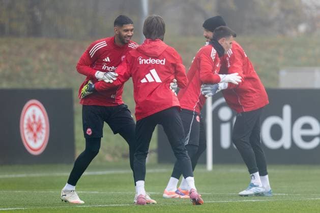 Training Eintracht Frankfurt Rugby Training of the goalkeepers Left goalkeeper Kaua Santos Eintracht Frankfurt, 40 with Amil Siljevic, right goalkeeper Michael Zetterer Eintracht Frankfurt, 23 with goalkeeper Jens Grahl Eintracht Frankfurt, 33 Training of Eintracht Frankfurt on November 12, 2025 at Deutsche Bank Park in Frankfurt am Main , Frankfurt am Main Hessen Germany Deutsche Bank Park