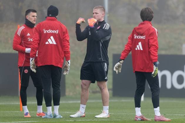 Training Eintracht Frankfurt rugby star Anton Segner explains rugby training exercises to the Frankfurt goalkeepers From left goalkeeper Michael Zetterer Eintracht Frankfurt, 23 , goalkeeper Jens Grahl Eintracht Frankfurt, 33 , Anton Segner and right Amil Siljevic Training of Eintracht Frankfurt on November 12, 2025 at Deutsche Bank Park in Frankfurt am Main , Frankfurt am Main Hessen Germany Deutsche Bank Park