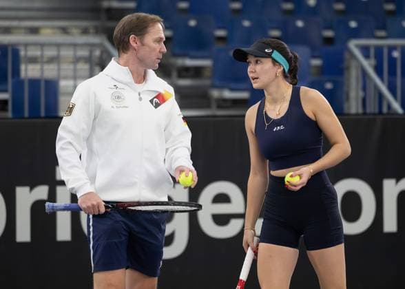 Billie Jean King Cup 2025 Play Offs, TC Ismaning, Munich, Germany, Team Germany, Team Captain Rainer Schuettler in conversation with Eva Lys, Training, warm up, Warm up Tennis Billie Jean King Cup 2025 ITF Billie Jean King Cup TC Ismaning Ismaning Bavaria Germany 12 November 2025 Copyright: xJuergenxHasenkopfx