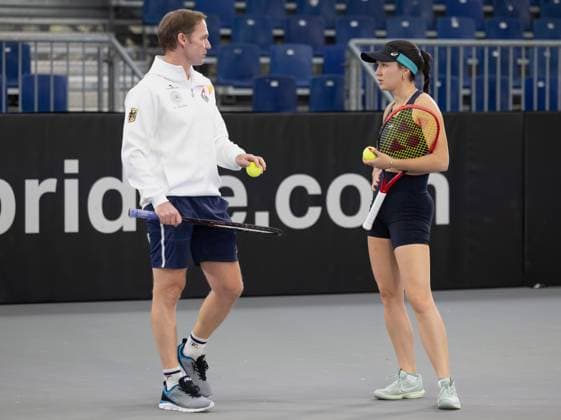 Billie Jean King Cup 2025 Play Offs, TC Ismaning, Munich, Germany, Team Germany, Team Captain Rainer Schuettler in conversation with Eva Lys, Training, warm up, Warm up Tennis Billie Jean King Cup 2025 ITF Billie Jean King Cup TC Ismaning Ismaning Bavaria Germany 12 November 2025 Copyright: xJuergenxHasenkopfx
