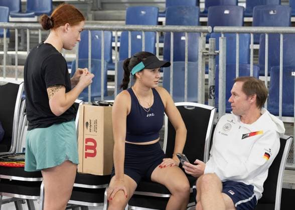 Billie Jean King Cup 2025 Play Offs, TC Ismaning, Munich, Germany, Team Germany, team captains Rainer Schuettler, Eva Lys and Ella Seidel in conversation before training, warming up, warm up Copyright: xJuergenxHasenkopfx