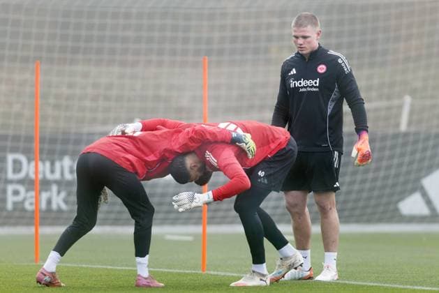 Training Eintracht Frankfurt rugby star Anton Segner lets the two Frankfurt goalkeepers Amil Siljevic and Kaua Santos practice a rugby scrum Training of Eintracht Frankfurt on November 12, 2025 at Deutsche Bank Park in Frankfurt am Main , Frankfurt am Main Hessen Germany Deutsche Bank Park