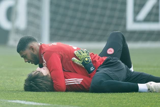 Training Eintracht Frankfurt goalkeeper Kaua Santos Eintracht Frankfurt, 40 has his colleague Amil Siljevic in a handhold Training of Eintracht Frankfurt on November 12, 2025 at Deutsche Bank Park in Frankfurt am Main , Frankfurt am Main Hessen Germany Deutsche Bank Park