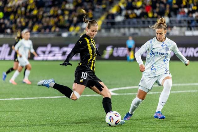 251112 Anna Anvegard of Häcken and Henrietta Csiszar of Inter during the UEFA Women s Europa Cup football match between Häcken and Inter on November 12, 2025 in Gothenburg Photo Michael Erichsen BILDBYRAN COP 89 MI0901 fotboll football soccer fotball europa cup häcken inter uefa womens europa cup dam bbeng internazionale milano  Copyright: MICHAELxERICHSEN BB251112MI012