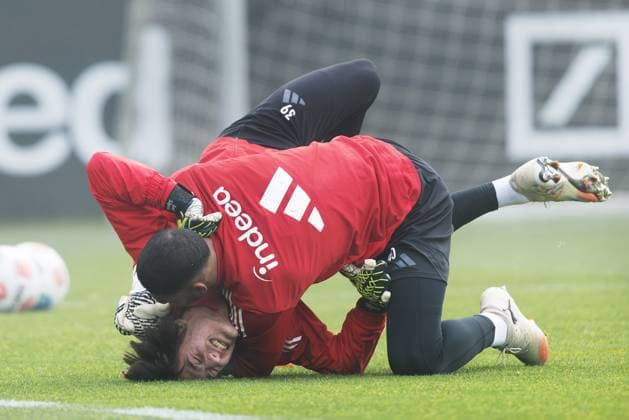 Training Eintracht Frankfurt Goalkeeper Kaua Santos Eintracht Frankfurt, 40 has pulled his colleague Amil Siljevic to the ground Training of Eintracht Frankfurt on November 12, 2025 at Deutsche Bank Park in Frankfurt am Main , Frankfurt am Main Hessen Germany Deutsche Bank Park