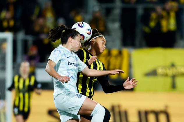 GOTHENBURG, SWEDEN 20251112 Inter s Ivana in a header duel against Häcken s Felicia Schröder during Wednesday s women s European Cup soccer match between BK Häcken FF and Inter at Bravida Arena Hisingen Arena GÖTEBORG SWEDEN x9200x  Copyright: xAdamxIhse TTx EUROPEAN CUP HURTS-INTER
