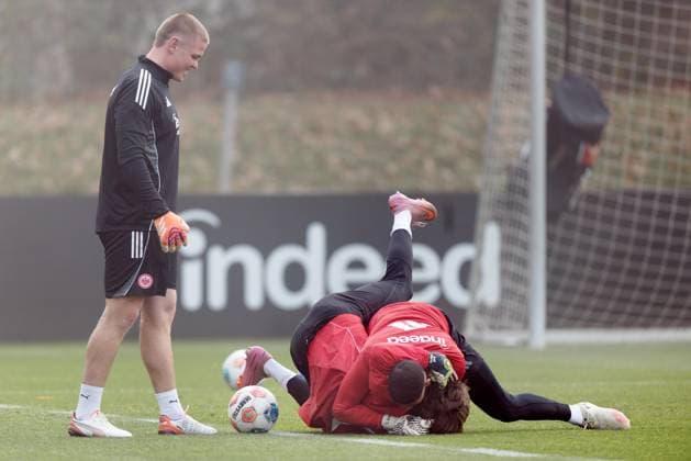 Training Eintracht Frankfurt rugby star Anton Segner watches the two Frankfurt goalkeepers Kaua Santos and Amil Siljevic performing an exercise from rugby training Training of Eintracht Frankfurt on November 12, 2025 at Deutsche Bank Park in Frankfurt am Main , Frankfurt am Main Hessen Germany Deutsche Bank Park