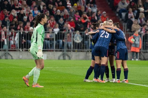 The Arsenal team celebrates scoring the 0 1 goal during the UEFA Womens Champions League match FC Bayern Munich Arsenal Women FC on 12 11 2025 Munich Allianz Arena Bayern Germany