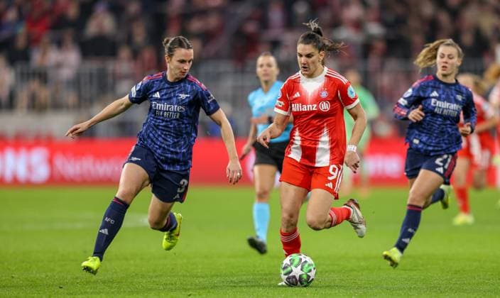 DEU, Munich, FC Bayern Munich vs Arsenal London, Women s Champions League, UEFA, Season 2526, Allianz Arena, Matchday 3 in the picture from l n r Lotte WubbenMoy Arsenal London 3 , Jovana DamnjanoviÄ‡ Bayern Munich 9 DFB DFL REGULATIONS PROHIBIT ANY USE OF PHOTOGRAPHS AS IMAGE SEQUENCES AND OR QUASI VIDEO, 12 11 2025 Copyright: HMBxMedia HendrikxHamelau