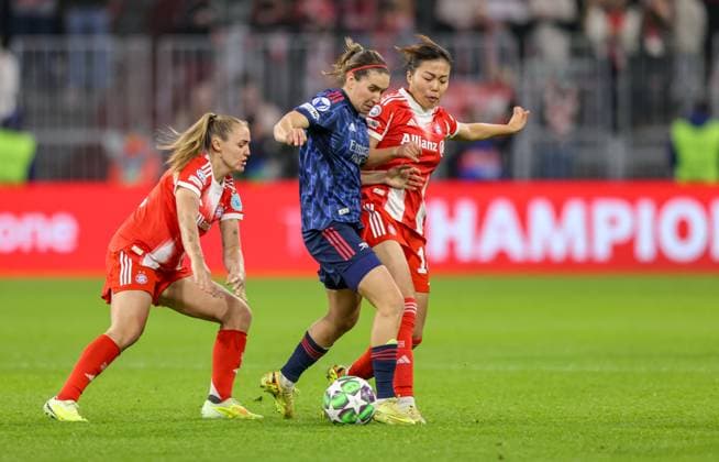 DEU, Munich, FC Bayern Munich vs Arsenal London, Women s Champions League, UEFA, Season 2526, Allianz Arena, Matchday 3 in the picture from l n r Georgia Stanway Bayern Munich 31 , Mariona Caldentey Arsenal London 8 , Momoko Tanikawa Bayern Munich 18 DFB DFL REGULATIONS PROHIBIT ANY USE OF PHOTOGRAPHS AS IMAGE SEQUENCES AND OR QUASI VIDEO, 12 11 2025 Copyright: HMBxMedia HendrikxHamelau