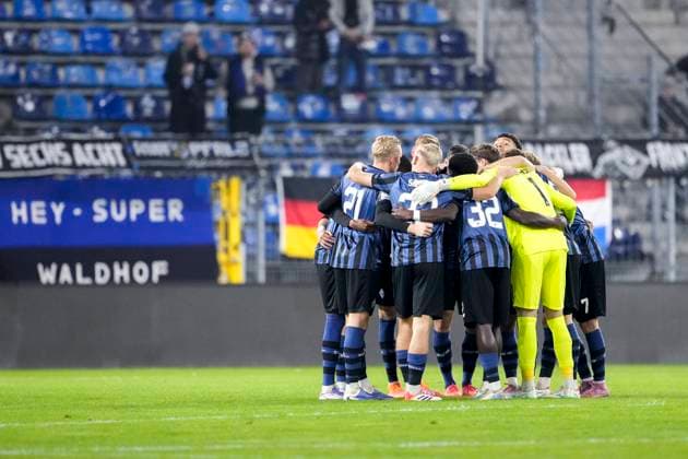Players from SV Waldhof Mannheim SVWM , swear in with a team circle before kick-off, circle, team circle, concentration, camaraderie, speech, motivation, 12 11 2025, Mannheim Germany , football, bfv Rothaus Pokal, quarter-final, SV Waldhof Mannheim FC Astoria Walldorf, DFB DFL REGULATIONS PROHIBIT ANY USE OF PHOTOGRAPHS AS IMAGE SEQUENCES AND OR QUASI VIDEO xozx