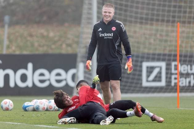 Training Eintracht Frankfurt rugby star Anton Segner watches the two Frankfurt goalkeepers Kaua Santos and Amil Siljevic performing an exercise from rugby training Training of Eintracht Frankfurt on November 12, 2025 at Deutsche Bank Park in Frankfurt am Main , Frankfurt am Main Hessen Germany Deutsche Bank Park