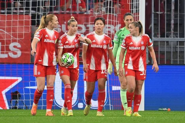 from left Glodis Perla VIGGOSDOTTIR FCB ,Giulia GWINN FCB ,Momoko TANIKAWA FCB ,Maria Luisa GROHS Goalkeeper FCB ,Nestory IRANKUNDA Bayern Muenchen after conceding a goal, FC Bayern Muenchen Arsenal WFC Womens Champions League Matchday 3 on 12 11 2025 A L L I A N Z A R E N A