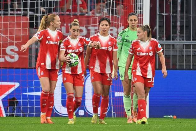 from left Glodis Perla VIGGOSDOTTIR FCB ,Giulia GWINN FCB ,Momoko TANIKAWA FCB ,Maria Luisa GROHS Goalkeeper FCB ,Nestory IRANKUNDA Bayern Muenchen after conceding a goal, FC Bayern Muenchen Arsenal WFC Womens Champions League Matchday 3 on 12 11 2025 A L L I A N Z A R E N A