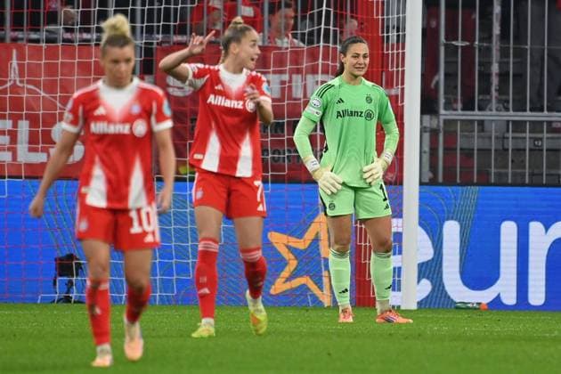 Maria Luisa GROHS Goalkeeper FCB after conceding goal, disappointment, frustration, disappointed, frustrated, dejected, FC Bayern Munich Arsenal WFC Womens Champions League Matchday 3 on 12 11 2025 A L L I A N Z A R E N A