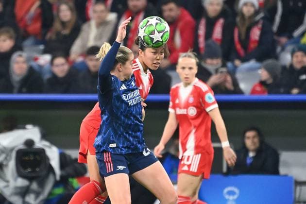 Alessia Russo Arsenal , action,duel against Momoko TANIKAWA FCB , FC Bayern Muenchen Arsenal WFC Womens Champions League Matchday 3 on 12 11 2025 A L L I A N Z A R E N A
