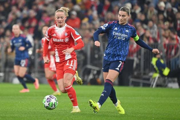 v li Lea SCHUELLER FCB , action,duel against Steph Catley Arsenal FC Bayern Muenchen Arsenal WFC Womens Champions League Matchday 3 on 12 11 2025 A L L I A N Z A R E N A